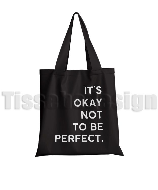 Bilden visar en svart tygväska Med Tryck It´s Okay Not To Be Perfect i vit