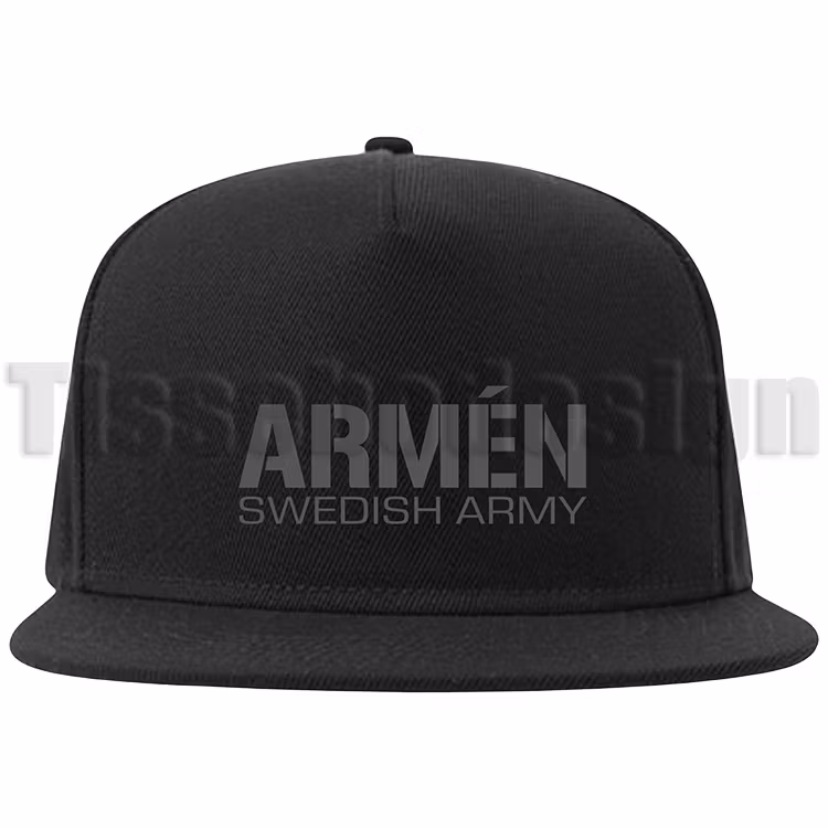 Svart snapback-keps med trycket Armén Swedish Army, rak skärm och justerbart snapback-spänne. Tryckfärgen kan anpassas och väljas från färgkartan.