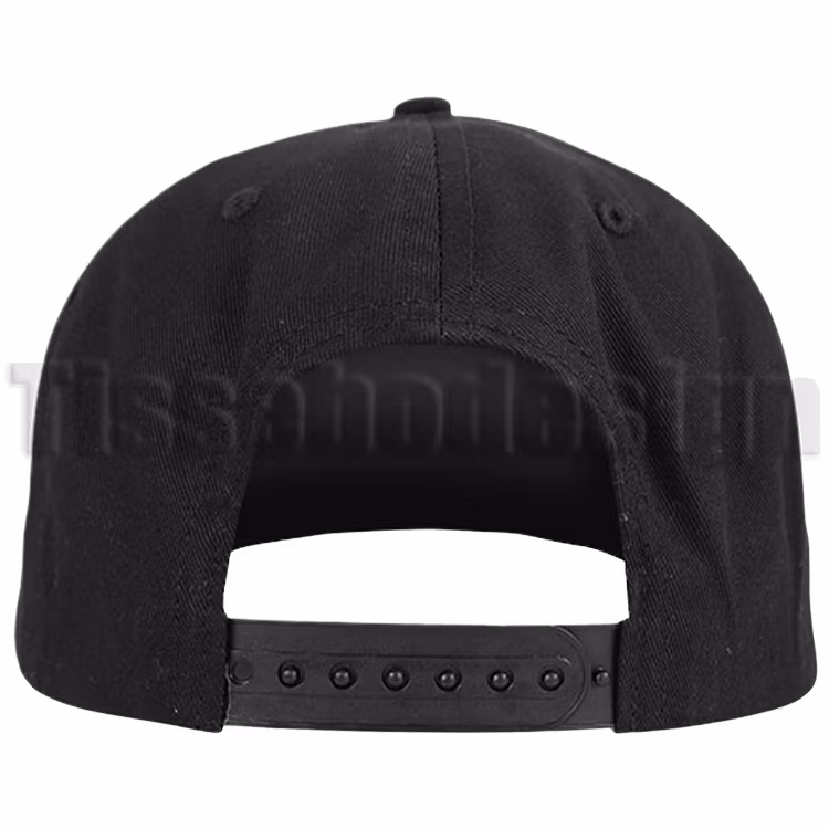 Svart snapback-keps sedd bakifrån med justerbart plastspänne för en flexibel passform. Tryckets färg kan väljas från färgkartan.