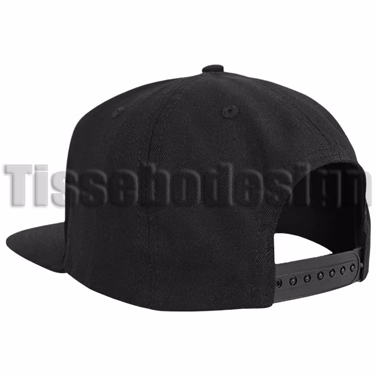 Svart snapback-keps sedd från sidan och bakifrån, med justerbart plastspänne. Klassisk och bekväm design.