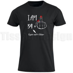 T-shirt I AM 39+ – med egen ålder och pekande finger!