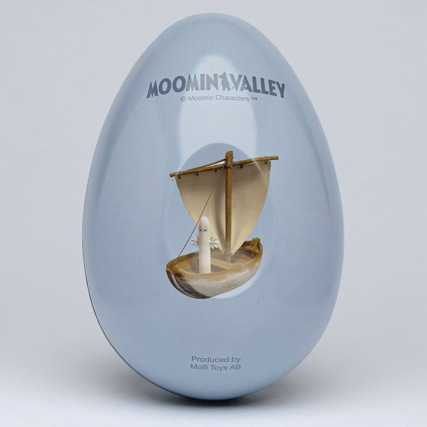 Muminpåskägg i ljusblå färg med motiv av en karaktär från Mumindalen i en segelbåt.