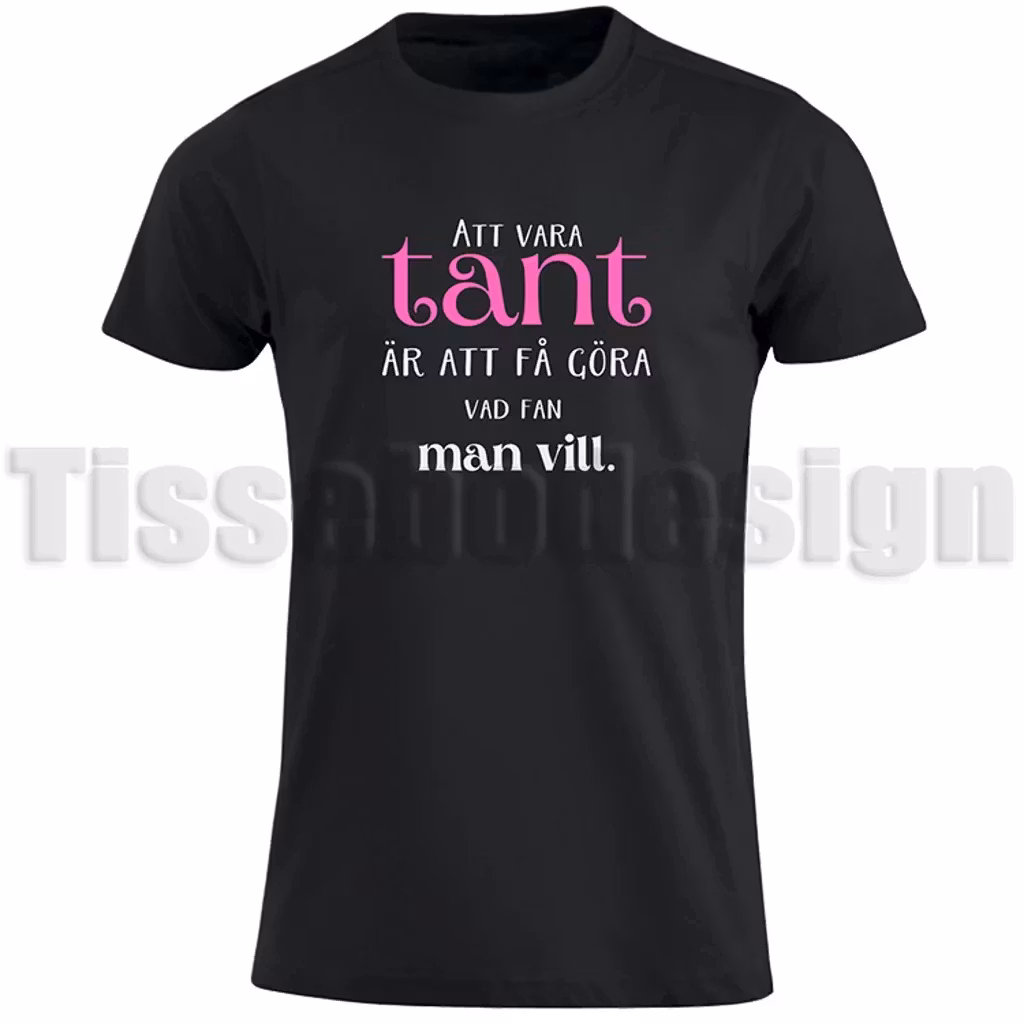 T-shirt med texten Att vara tant är att få göra vad fan man vill. Svart T-shirt med rosa och vit text i vuxenstorlek.