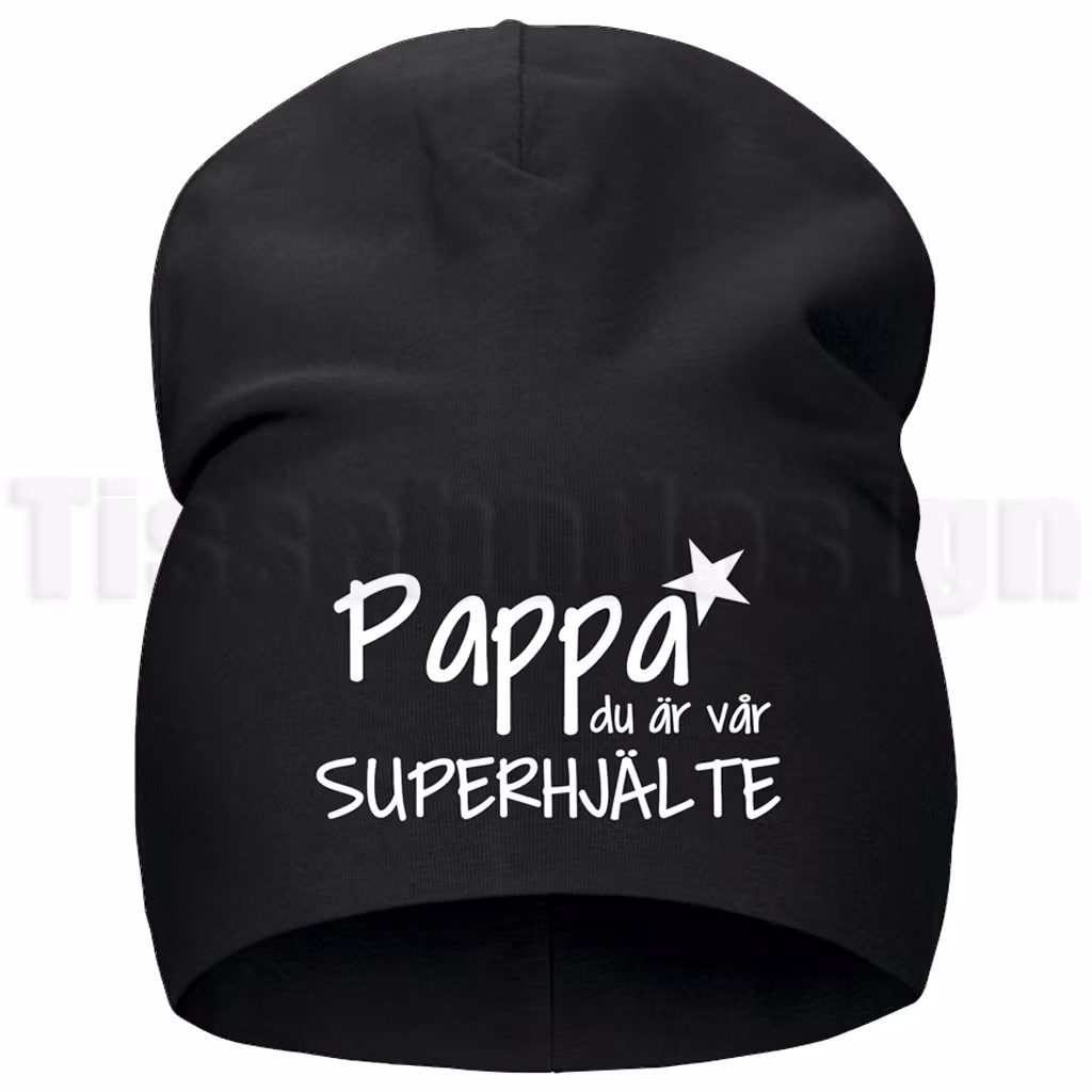 Svart mössa med vit text Pappa du är vår superhjälte i stilren design