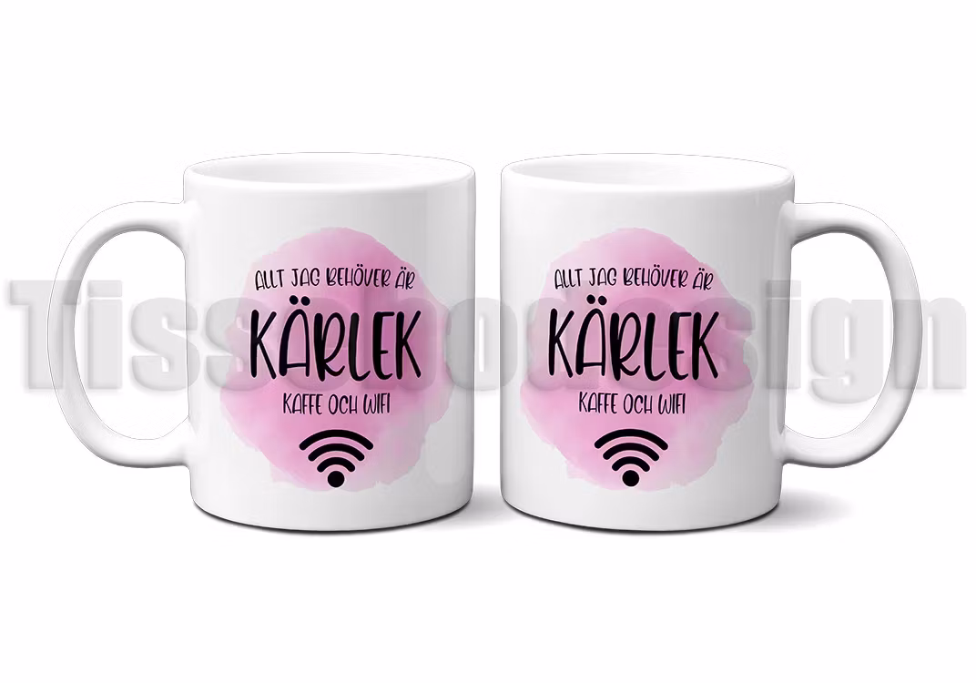 Vit mugg 330 ml med texten Allt jag behöver är kärlek, kaffe och wifi i svart på rosa akvarellbakgrund