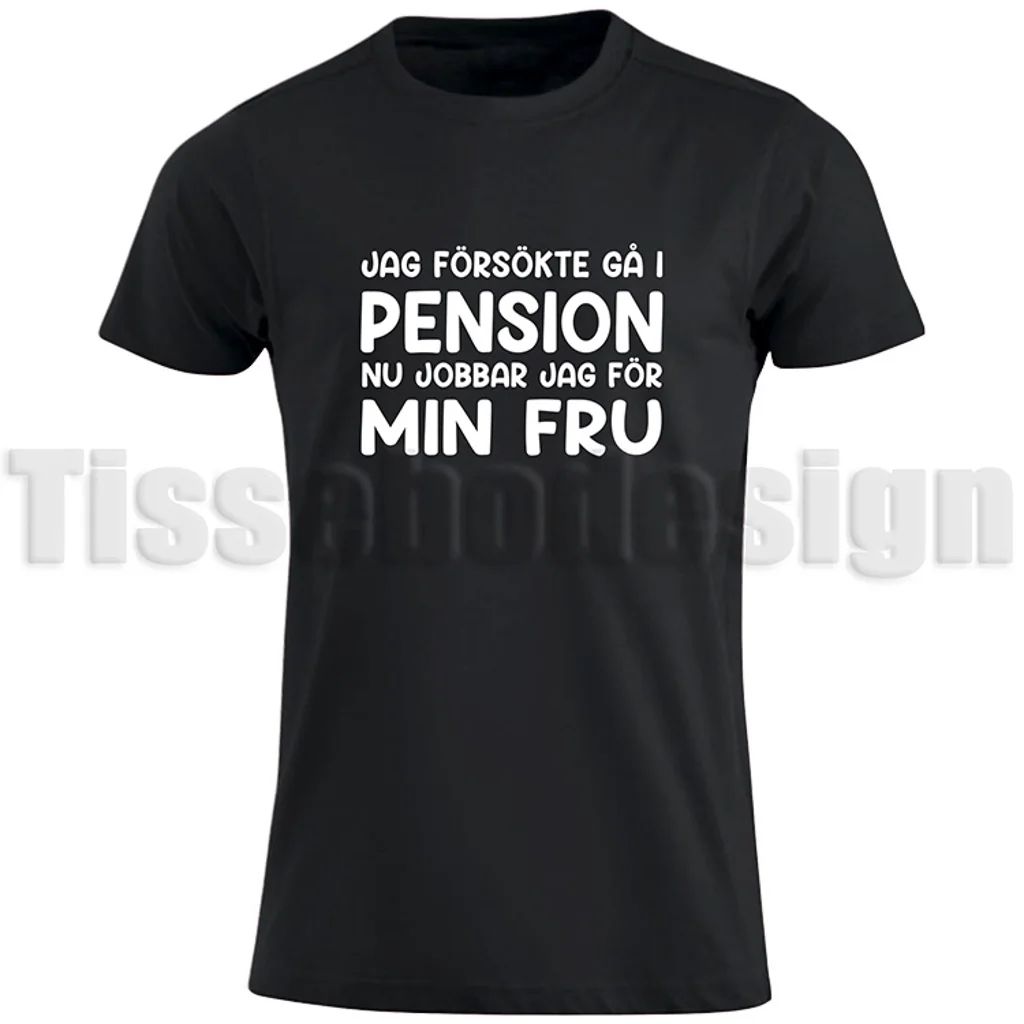 T-shirt med texten Jag försökte gå i pension – nu jobbar jag för min fru. Svart T-shirt med vit text i vuxenstorlek.