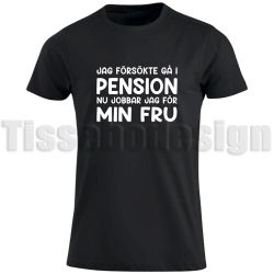 T-shirt Jag försökte gå i pension – nu jobbar jag för min fru – gör fikat lite roligare!