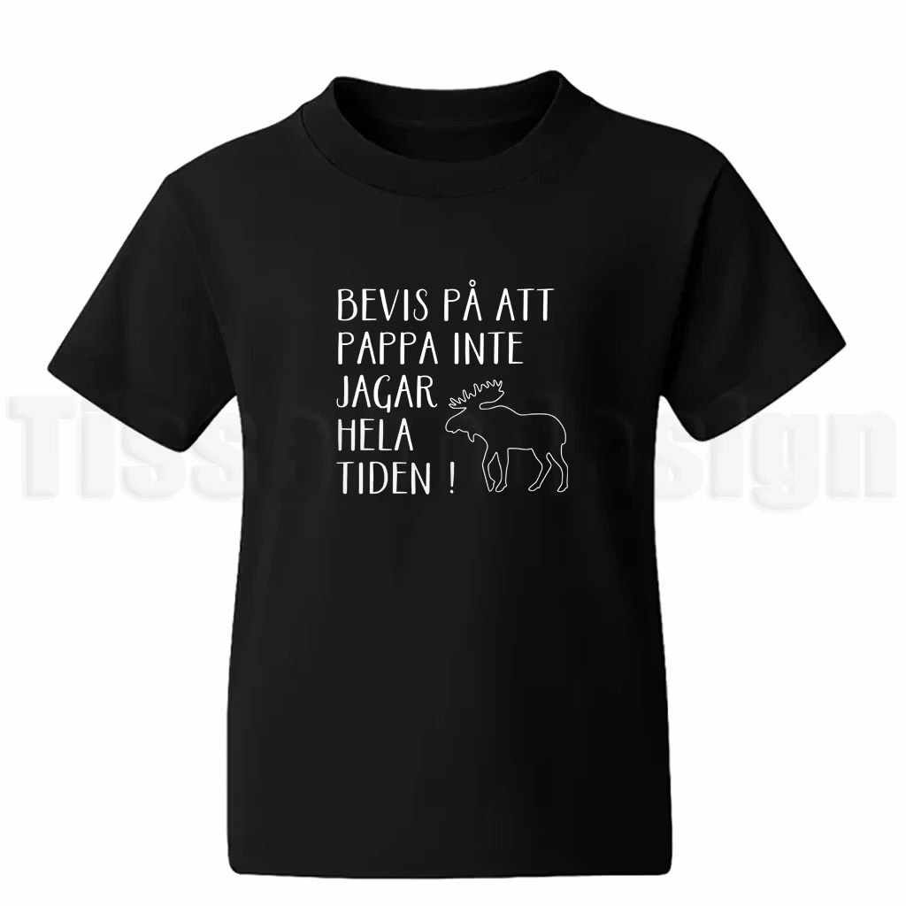Barn-t-shirt med texten Bevis på att pappa inte jagar hela tiden – älgmotiv och humor