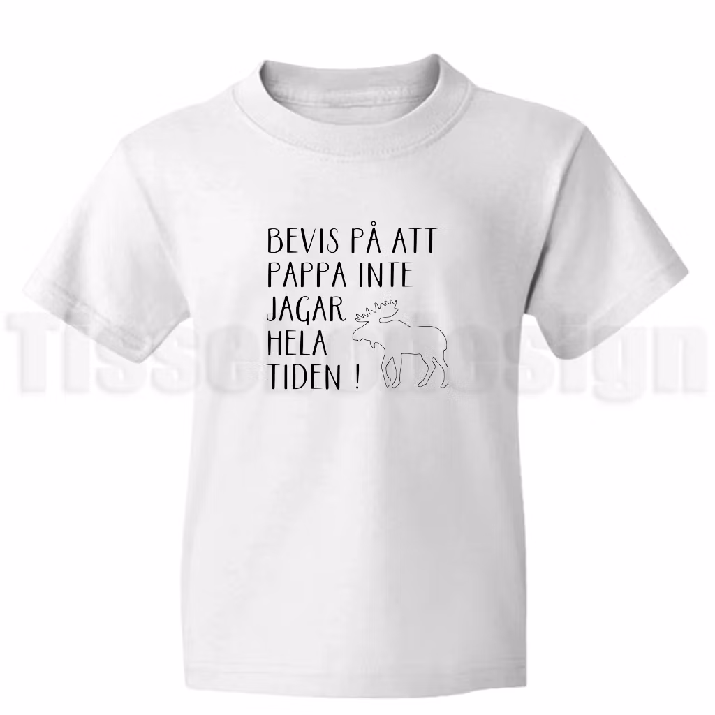 Barn-t-shirt med texten Bevis på att pappa inte jagar hela tiden – roligt motiv med älg