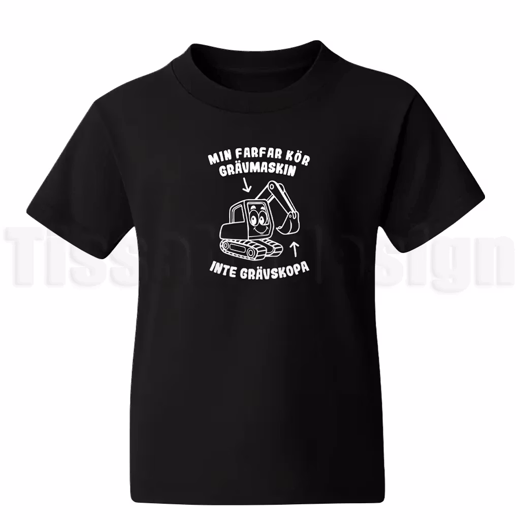 Svart barn-t-shirt med vit text Min farfar kör grävmaskin, inte grävskopa och ett gulligt motiv av en grävmaskin.