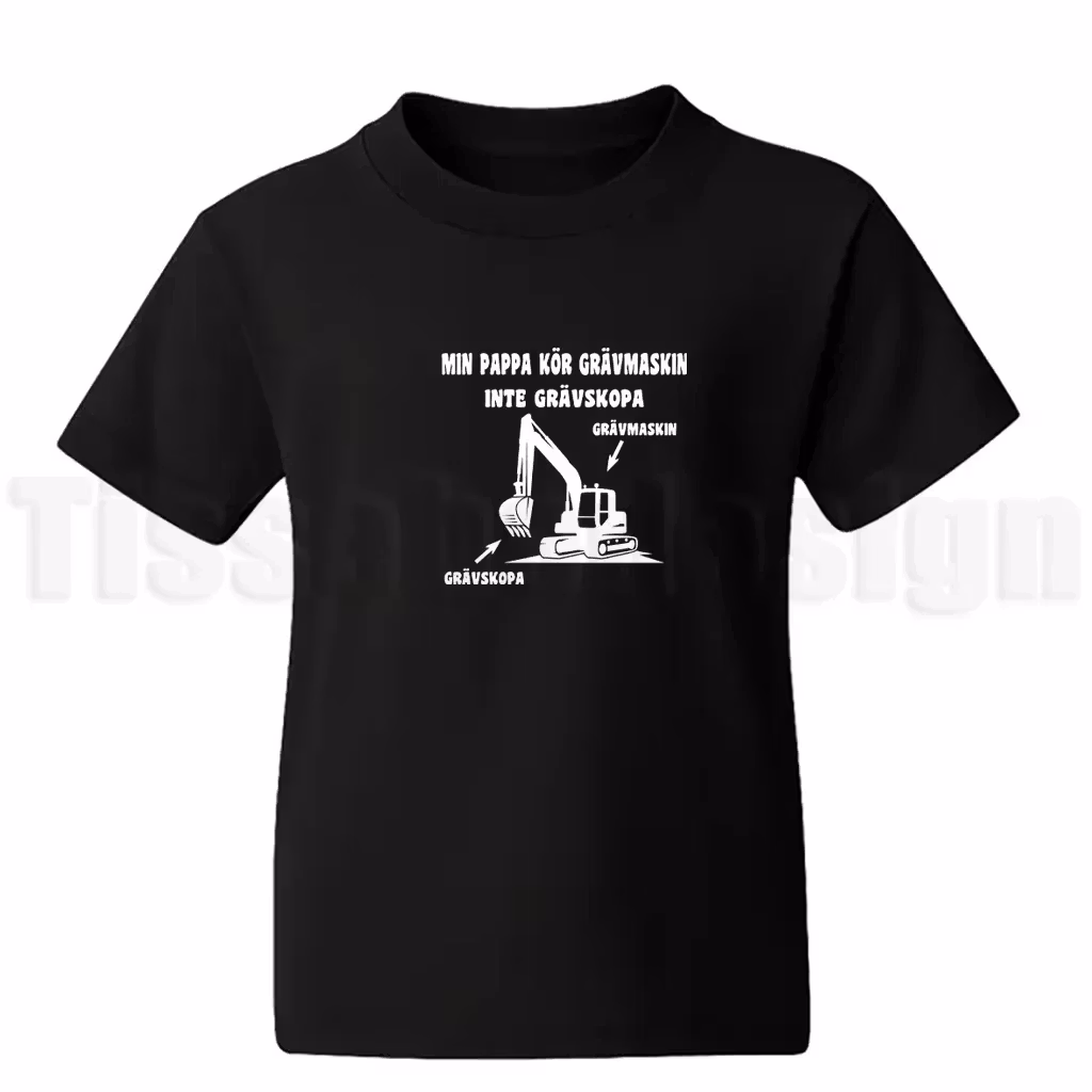 Barn-t-shirt med texten Min pappa kör grävmaskin – motiv i tre rader för maskinälskande barn