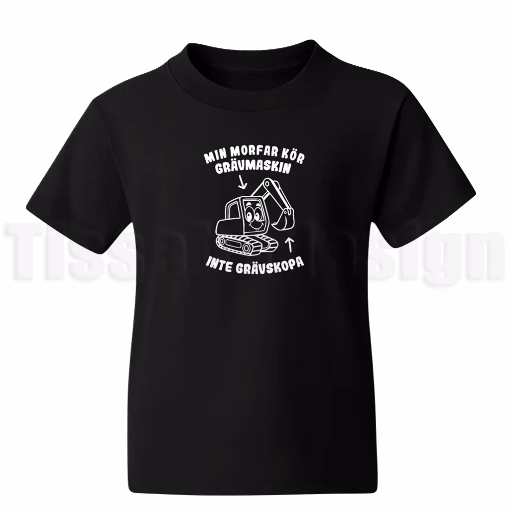 Svart barn-t-shirt med vit text Min morfar kör grävmaskin, inte grävskopa och ett gulligt motiv av en grävmaskin.