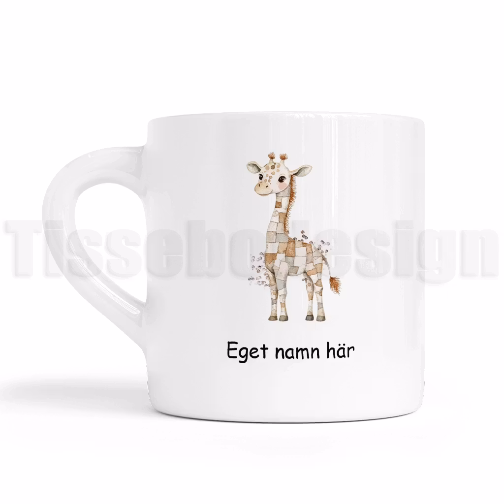 Barnmugg med giraffmotiv i naturtoner och möjlighet att lägga till eget namn.
