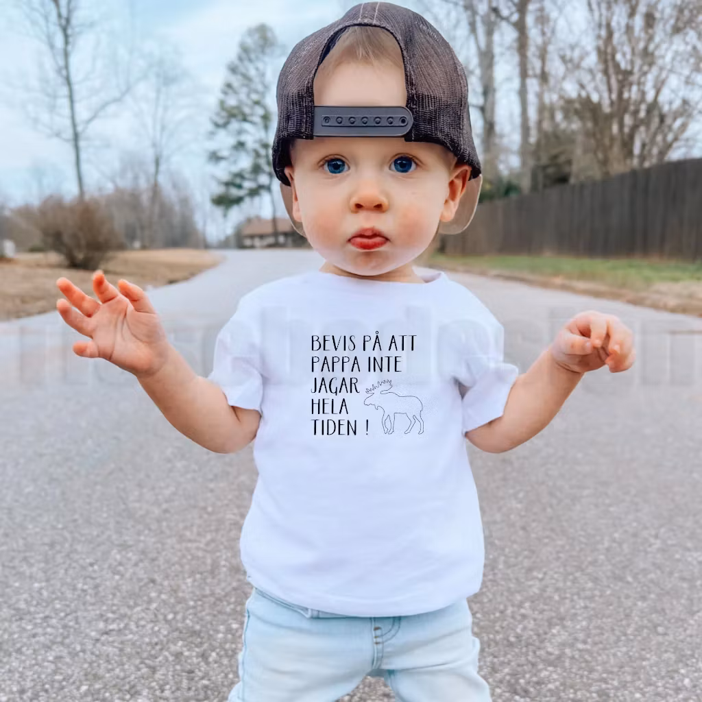 T-shirt med texten Bevis på att pappa inte jagar hela tiden – barnmodell med älgmotiv