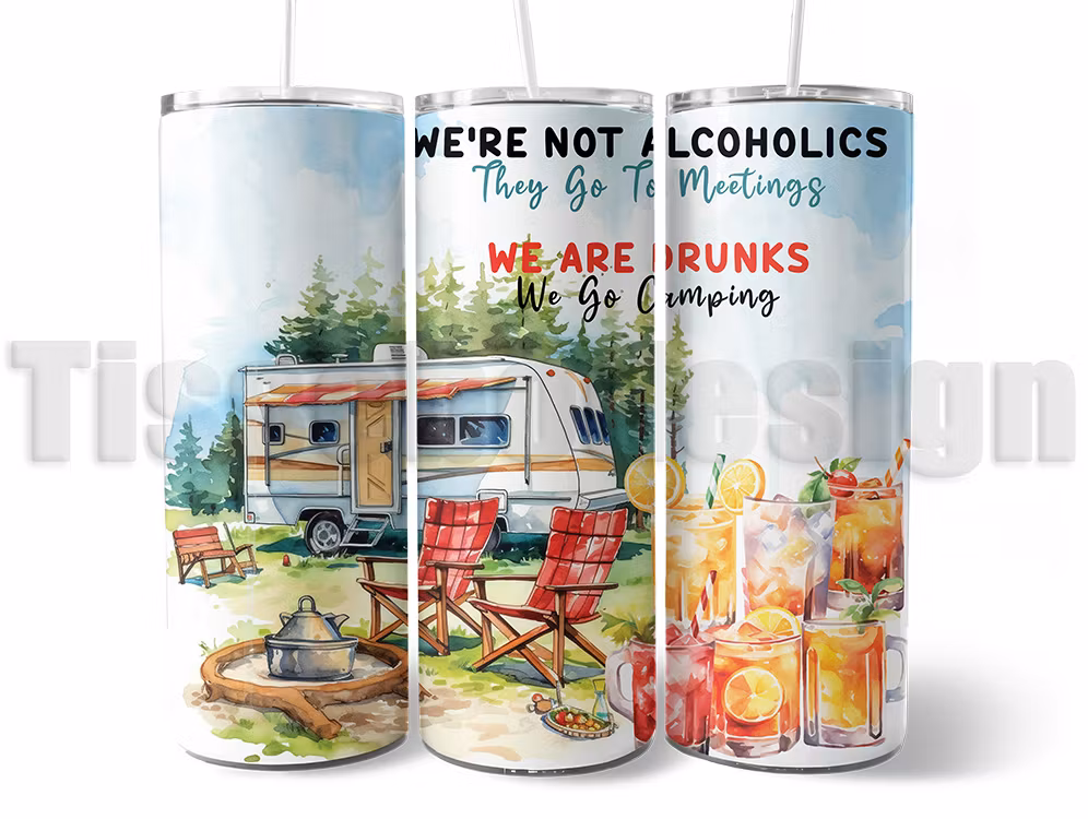 Vit tumbler - termomugg Med Tryck med texten We're Not Alcoholics, We Go Camping, illustrerad med husvagn och campingstolar, isolerad för varma och kalla drycker, med sugrör och rengöringsborste.