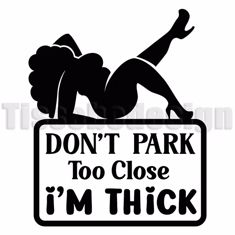 Bildekal med texten "Don't Park Too Close i´m thick - Kvinna", finns i flera färger att välja mellan.