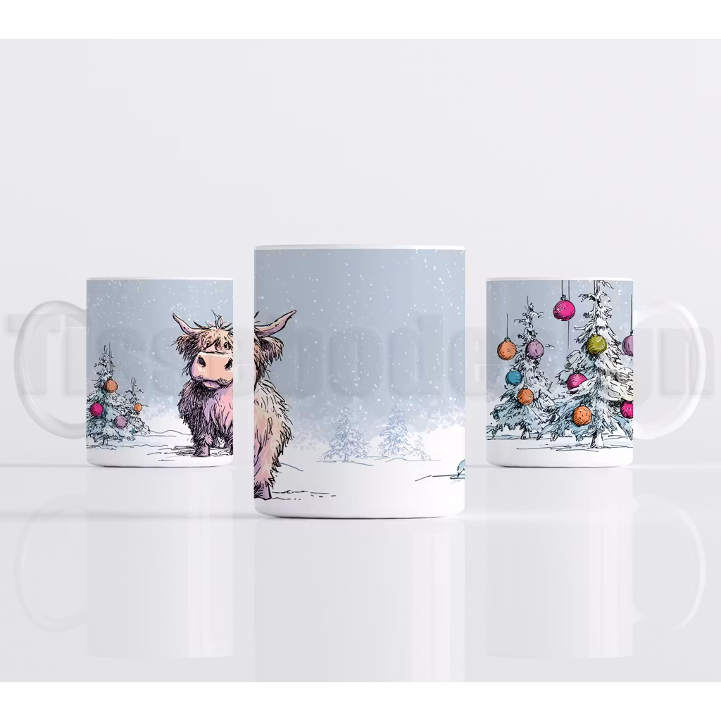 Julmotiv med tecknad Highland calf och julgranar med färgglada kulor