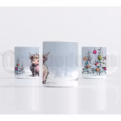 Julmugg – Highland calf i vinterlandskap med julkulor