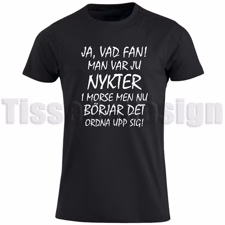 T-shirt Med Tryck Ja, Vad Fan! Man Var Ju Nykter I Morse Men Nu Börjar Det Ordna upp sig!