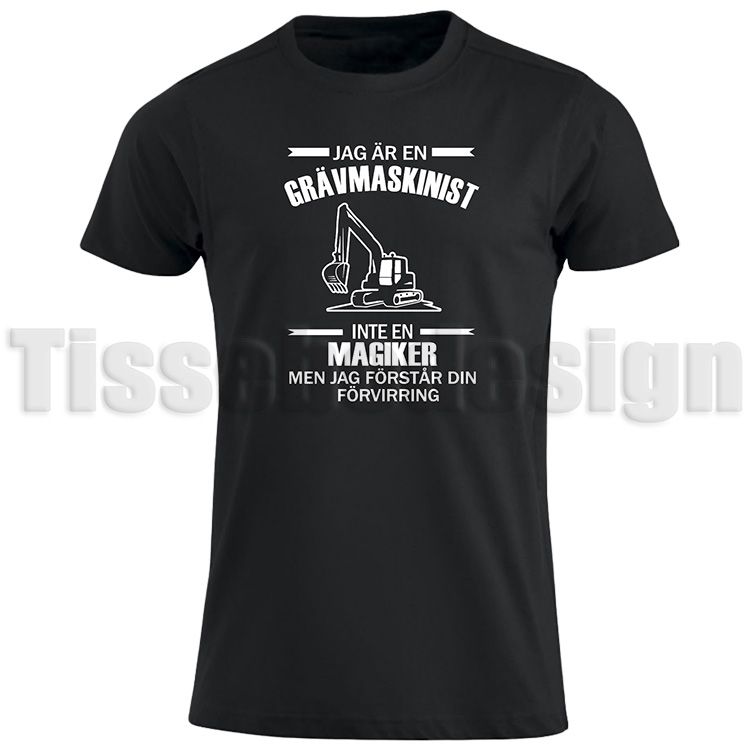 Svart T-shirt med vit text Jag är en grävmaskinist, Inte en Magiker - humoristisk design, 100% bomull, unisex, S till 5XL.