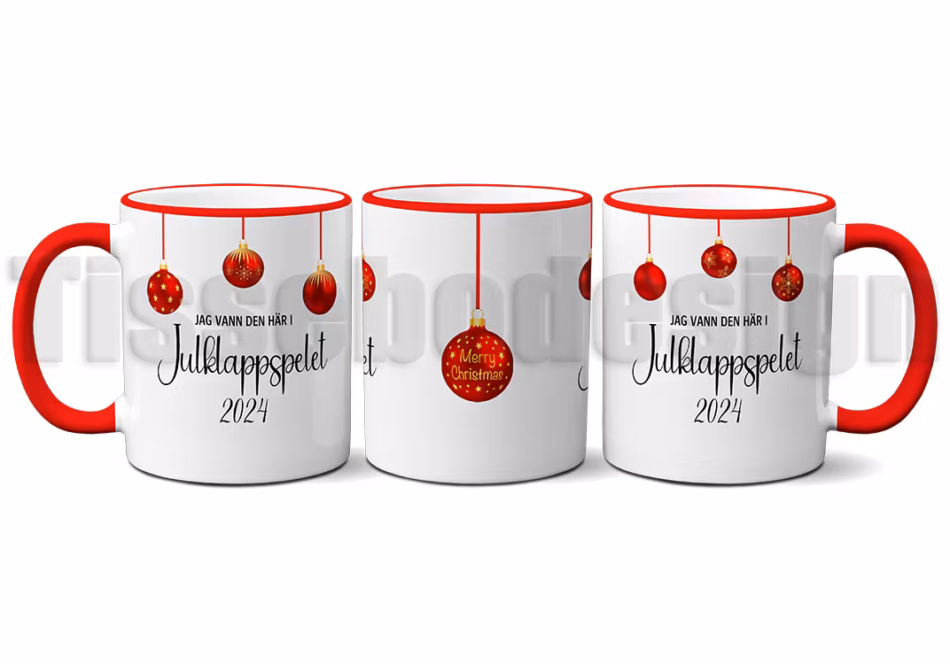 Keramisk mugg med texten Jag Vann Den Här I Julklappspelet 2024, dekorativt röda julkulor, 330 ml, rött handtag och kant, tryck på båda sidor.