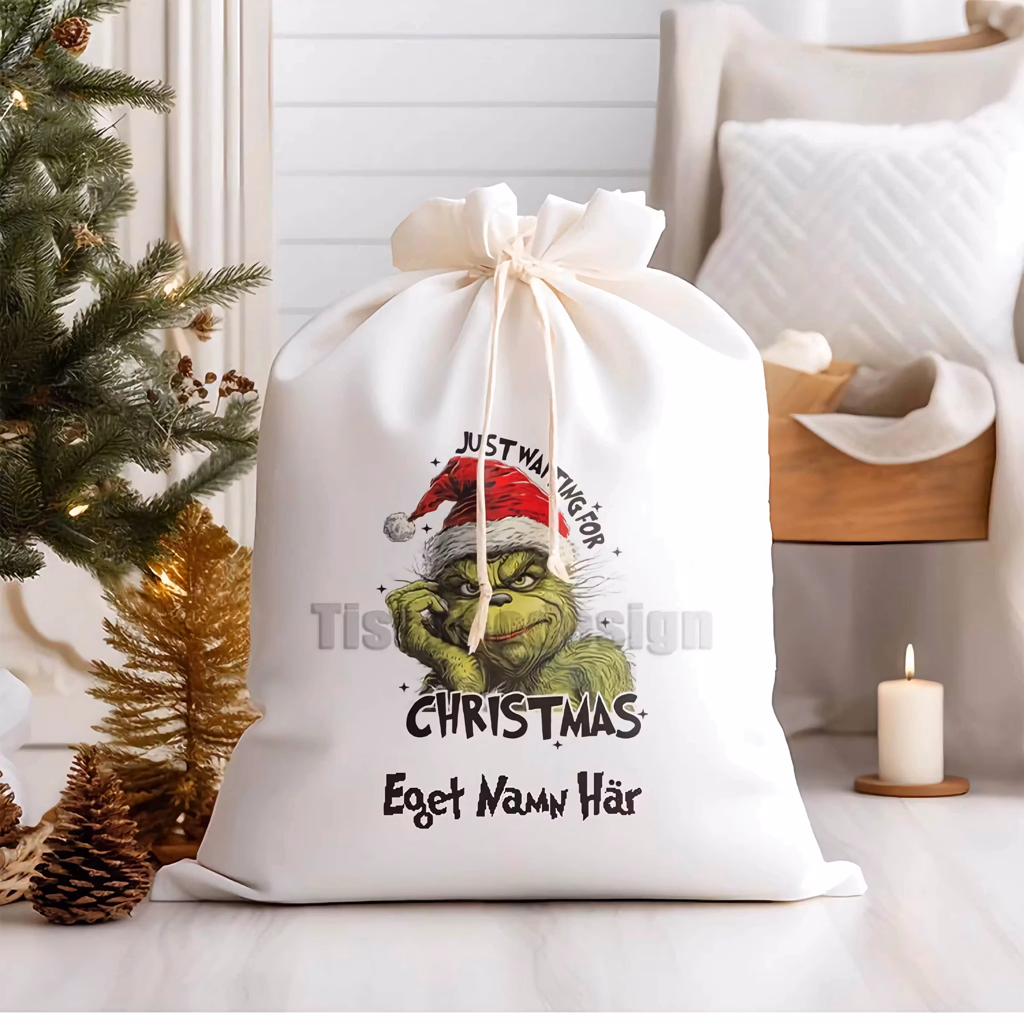 Vit julsäck med Grinchmotiv och texten Just waiting for Christmas
