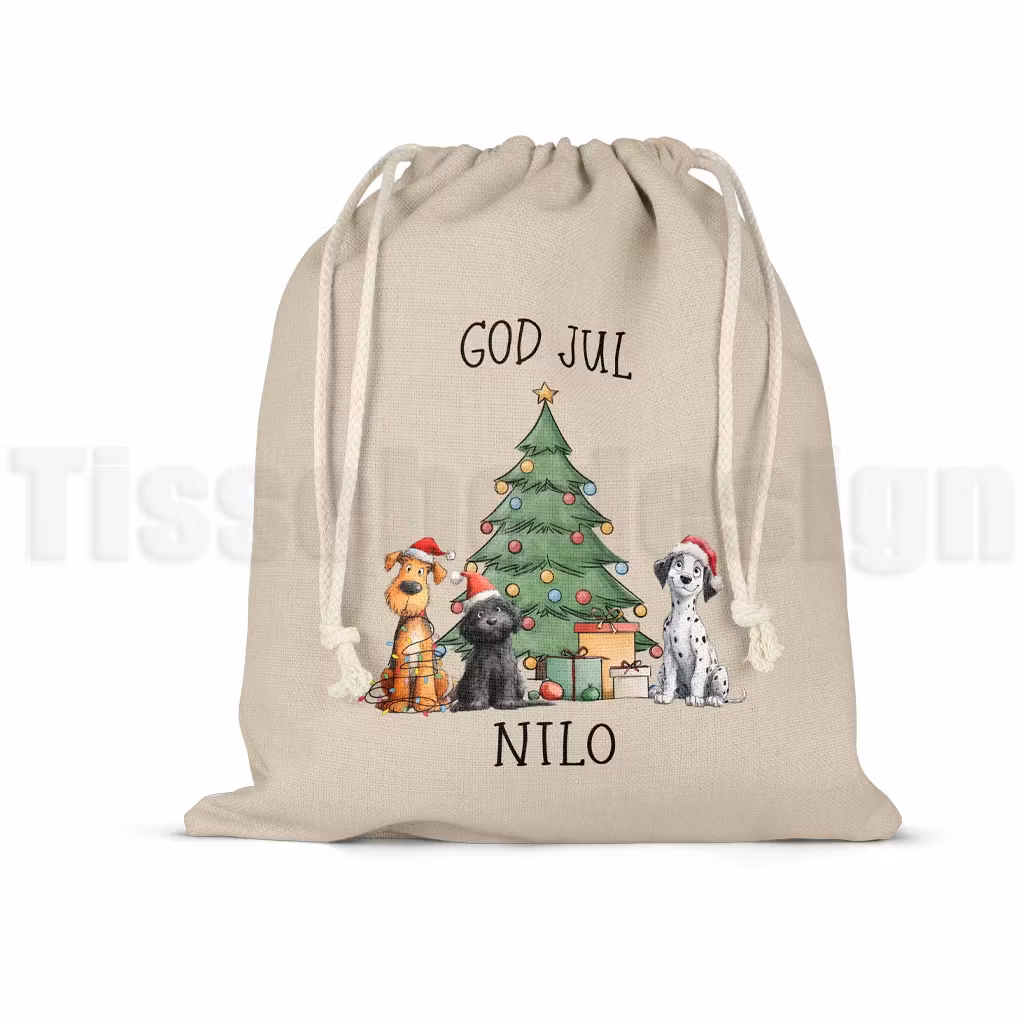 Julsäck i naturfärg med tre hundar framför julgran och plats för eget namn