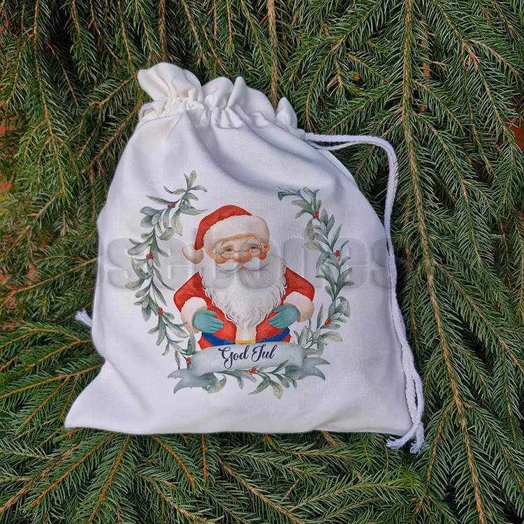 Personlig julsäck med tryckt tomte i krans och texten God Jul – med dragskostängning