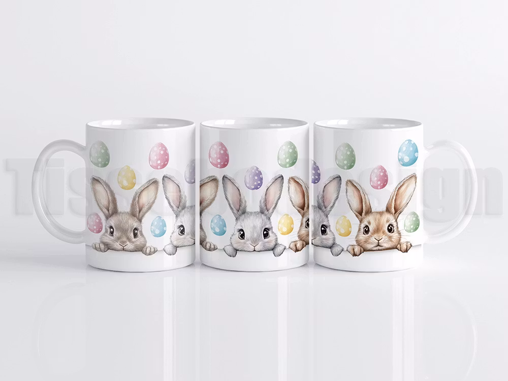 Vit påskmugg 330 ml med tre kaniner och pastellfärgade påskägg – en lekfull påskdesign för hela familjen