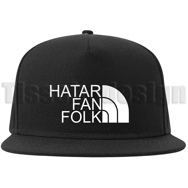 Svart snapback-keps med vit text Hatar Fan Folk, rakt visir och justerbart snapback-spänne. Stilren och kaxig design med attityd.