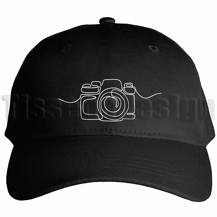 Svart 5-panelskeps med vit minimalistisk kameratryck, justerbar passform och böjd skärm – perfekt för fotografer. Motivet finns i flera färger enligt färgkartan.