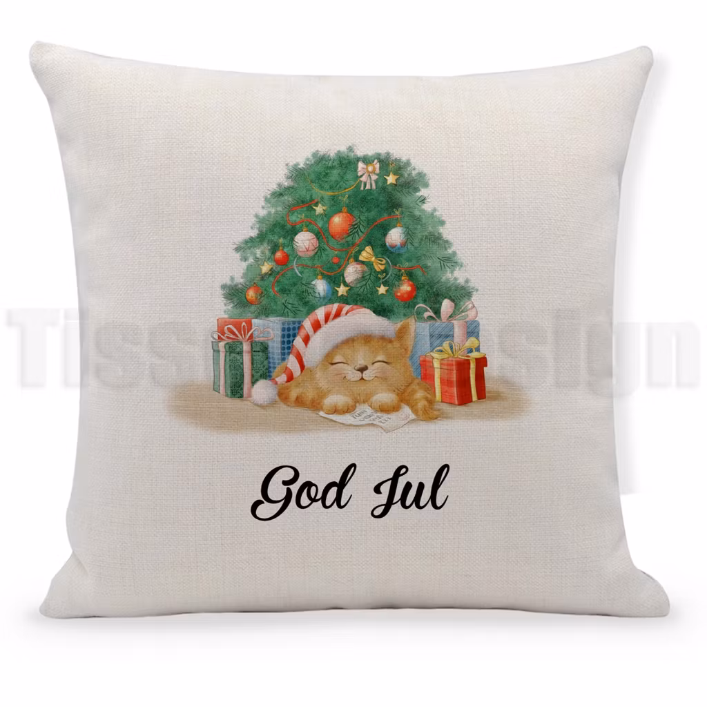 Beige kuddfodral med katt i tomteluva framför julgran och julklappar samt texten God Jul.