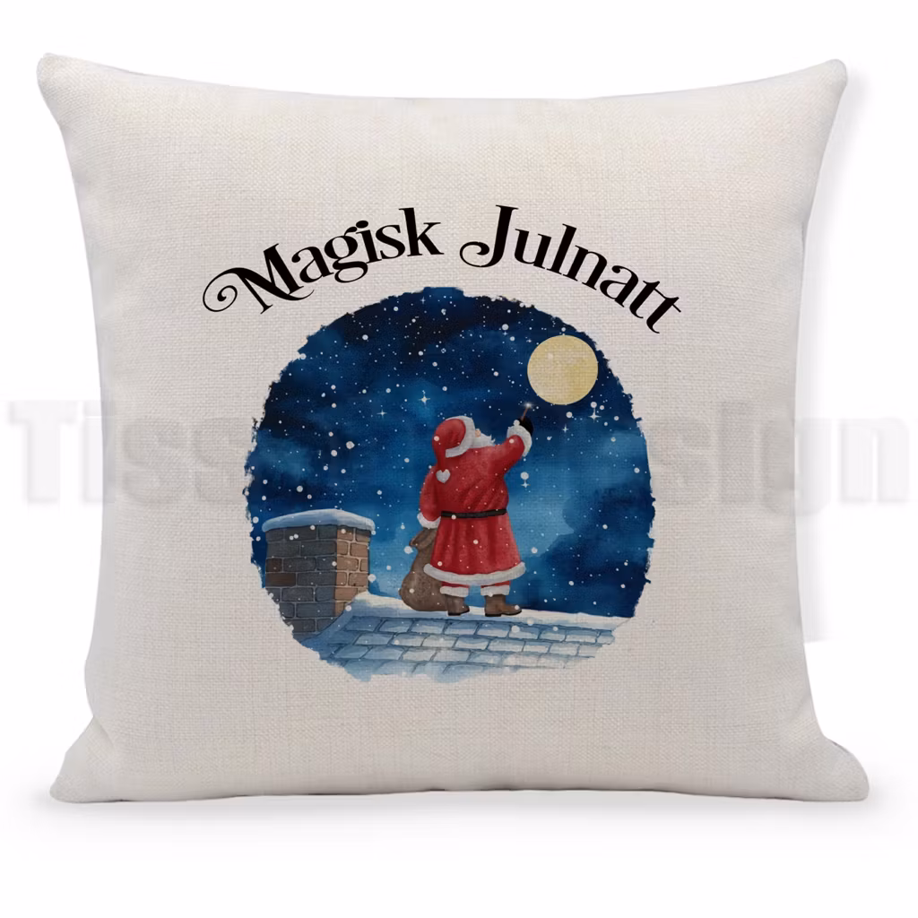 Beige kuddfodral med motiv av tomte på tak under stjärnklar himmel och texten Magisk Julnatt.