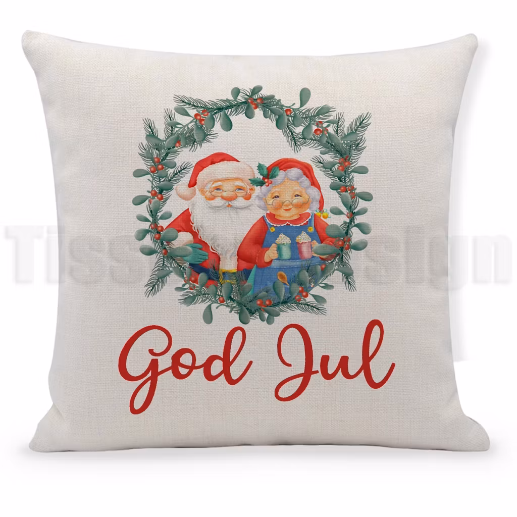 Beige kuddfodral med tomte och tomtemor i grön julkrans samt texten God Jul.