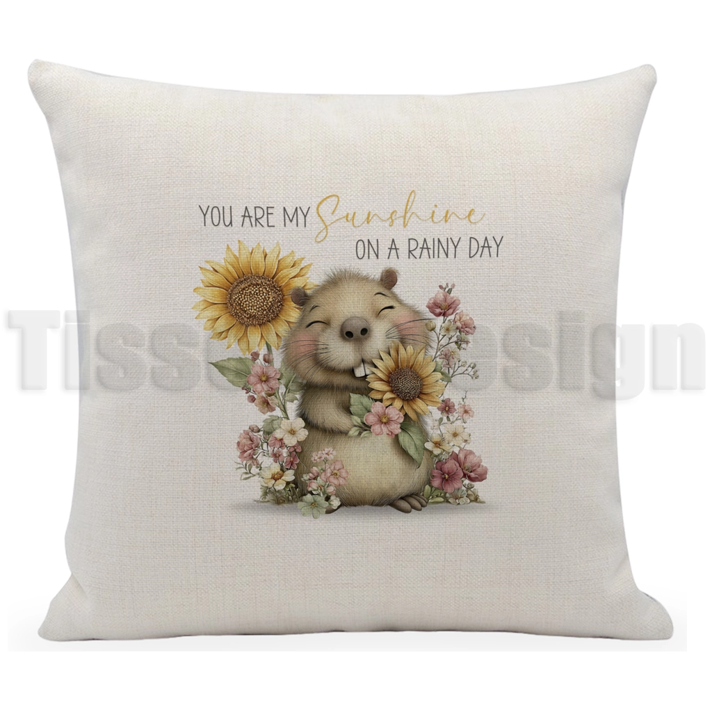 Kuddfodral med capybara, solrosor och text You Are My Sunshine on a Rainy Day