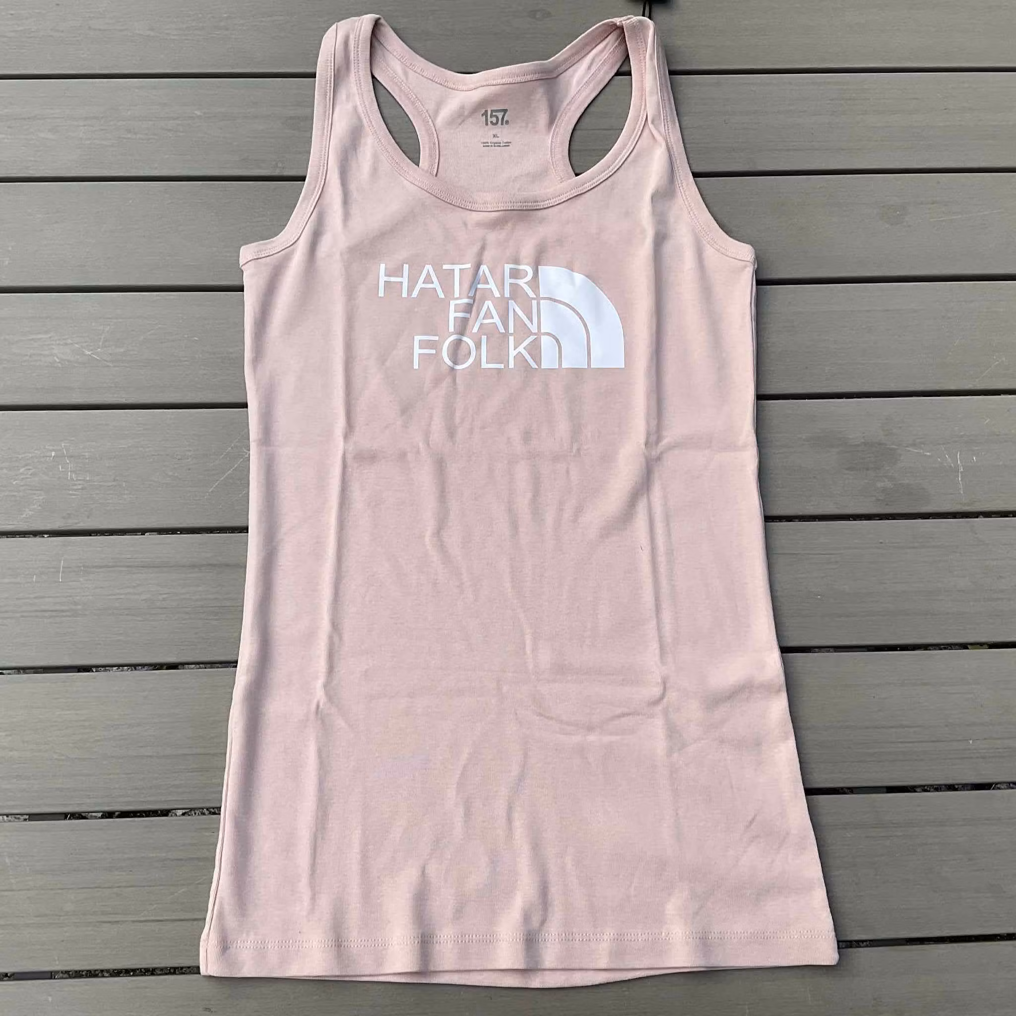 Linne med texten hatar fan folk i grafisk båge – figursytt snitt med tryck i limited edition