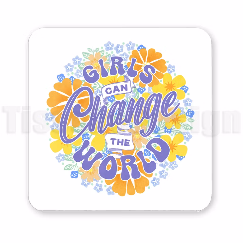 Fyrkantig magnet med texten Girls Can Change the World i lila med gula och orangea blommor samt ljusblå detaljer.