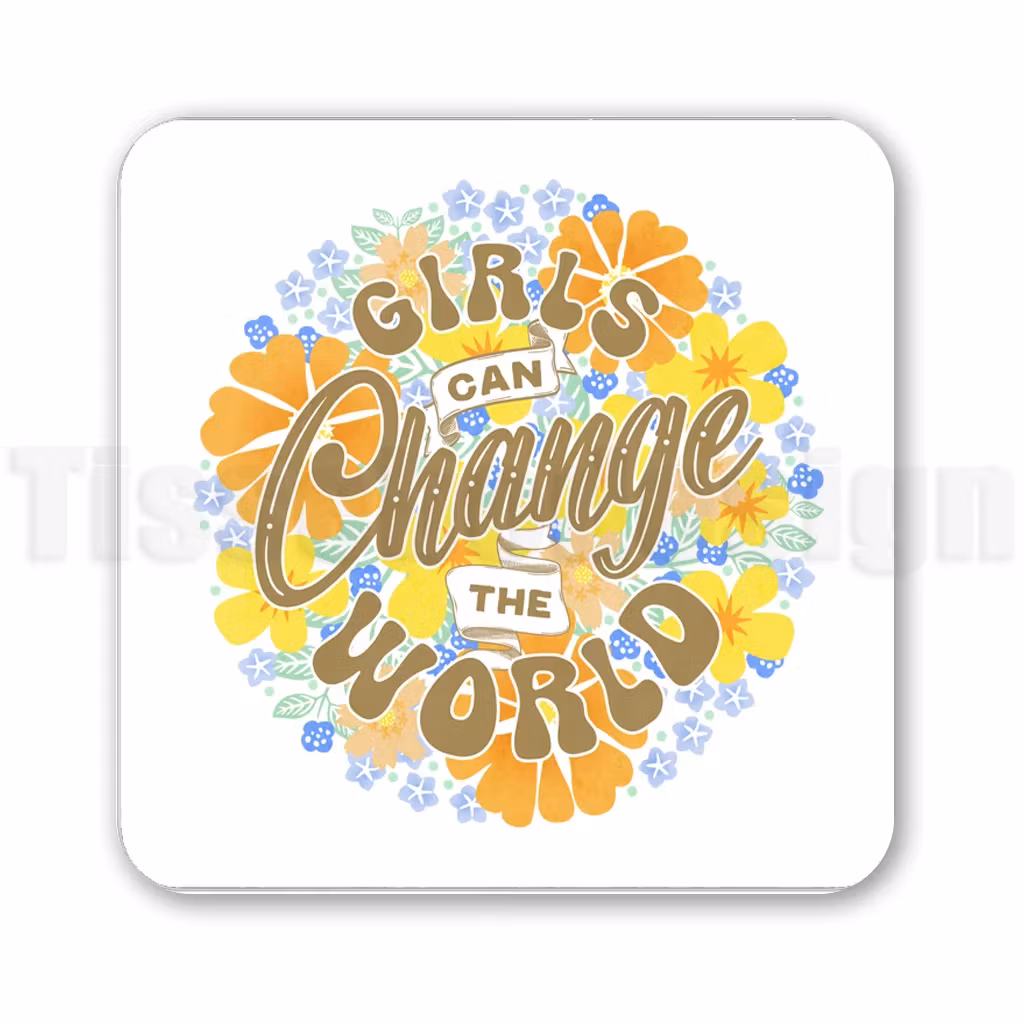 Fyrkantig magnet med texten Girls Can Change the World i brun/guld ton med gula och orangea blommor, ljusblå detaljer och gröna blad