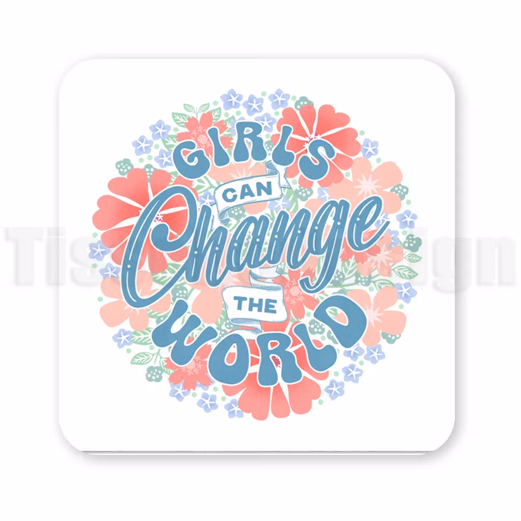 Fyrkantig magnet med texten Girls Can Change the World i ljusblå med korallröda, rosa och persikofärgade blommor, ljuslila småblommor och ljusgröna blad.