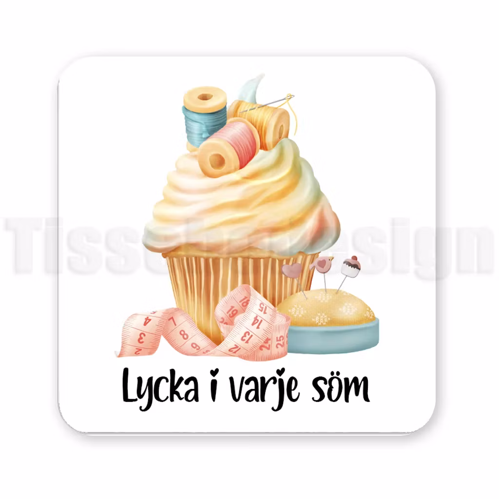 Magnet med cupcake, trådrullar och nåldyna – text Lycka i varje söm