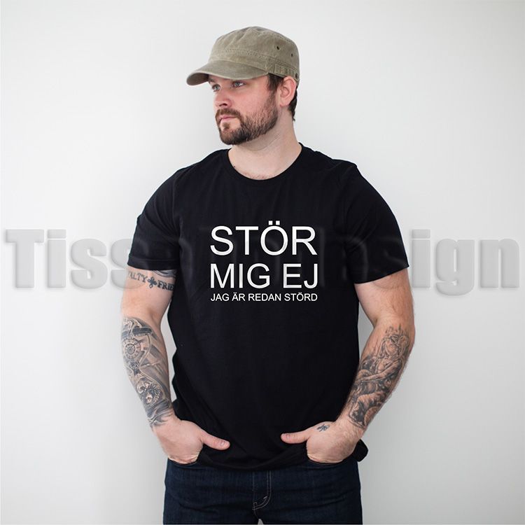 En kille med en Svart T-shirt med vit text Stör Mig Inte - Jag Är Redan Störd - humoristisk design, 100% bomull, unisex, S till 5XL.