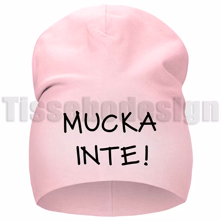 Mössa med texten MUCKA INTE! – humoristisk mössa med tryck
