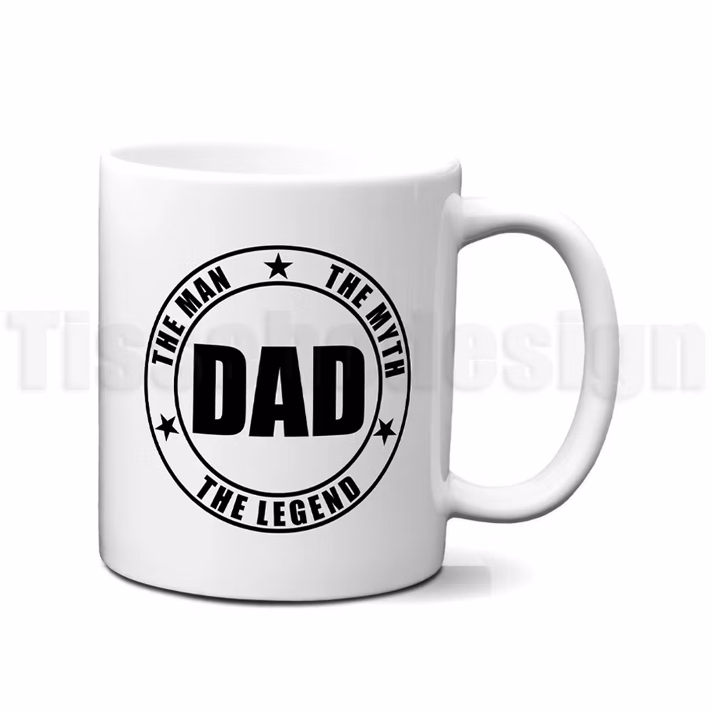 Vit mugg med svart text Dad The Man The Myth The Legend i cirkelformad design