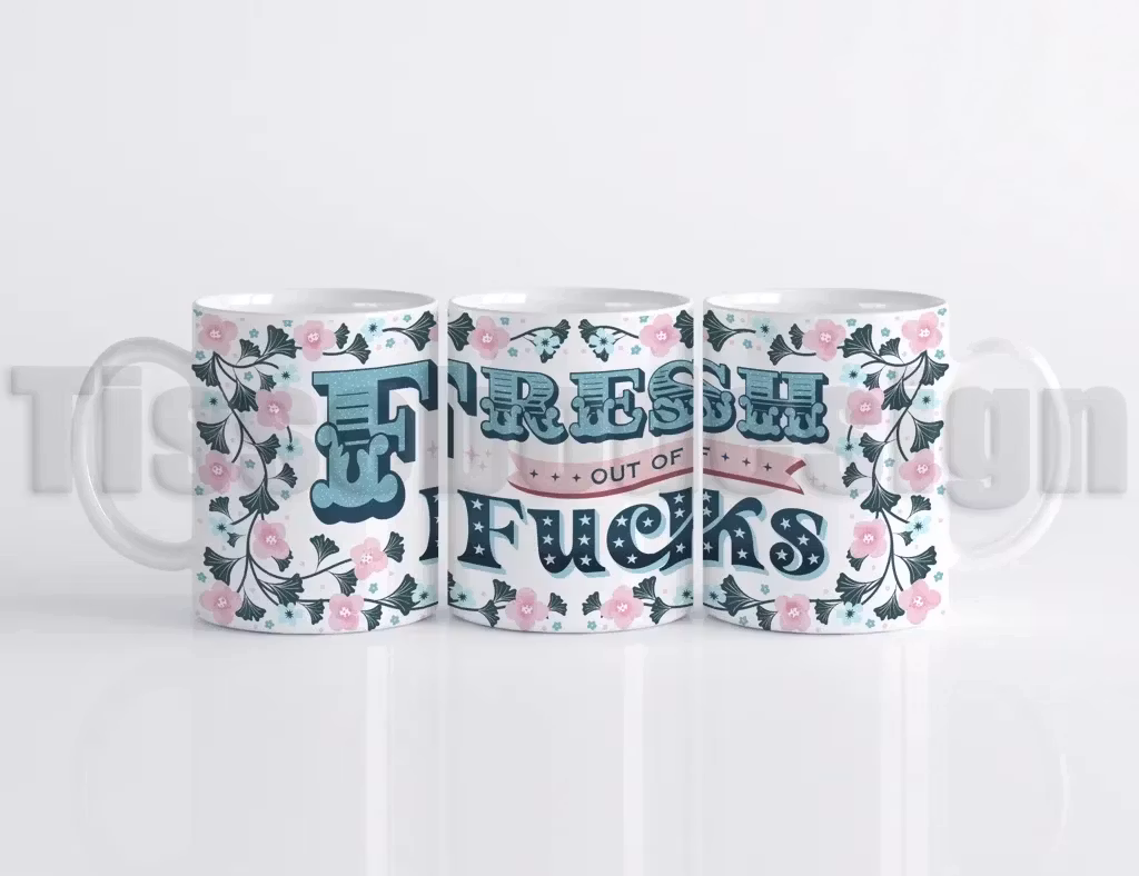 Vit mugg med blå och rosa blommor och texten Fresh out of f*cks.