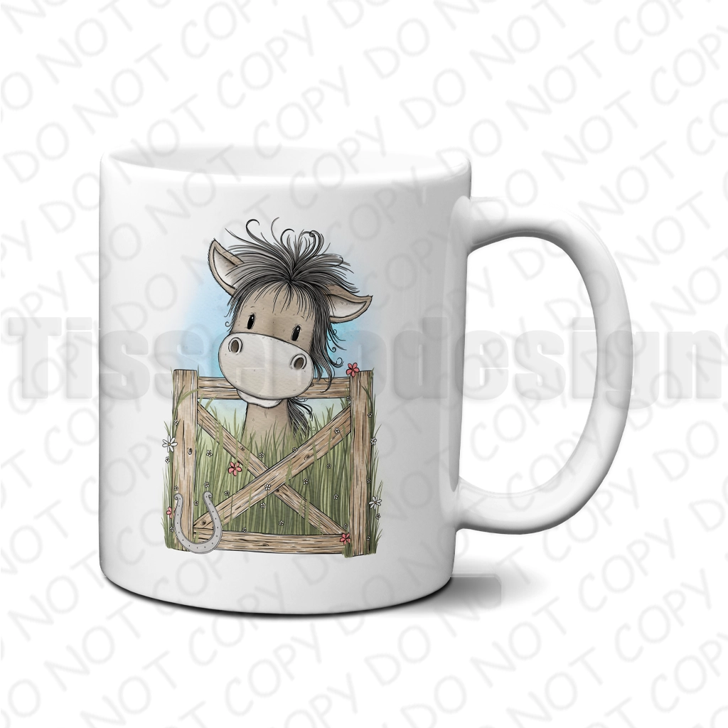 Mugg söt häst vid grind – personlig och charmig present