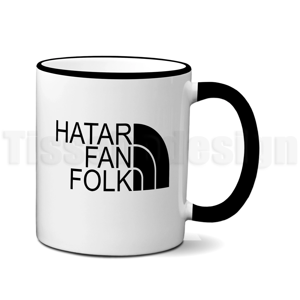 Vit mugg med svart handtag och svart kant samt texten HATAR FAN FOLK tillsammans med ett svart grafiskt symbolmotiv