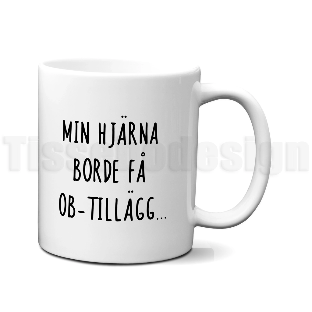 Vit mugg med texten MIN HJÄRNA BORDE FÅ OB-TILLÄGG... i svart typografi