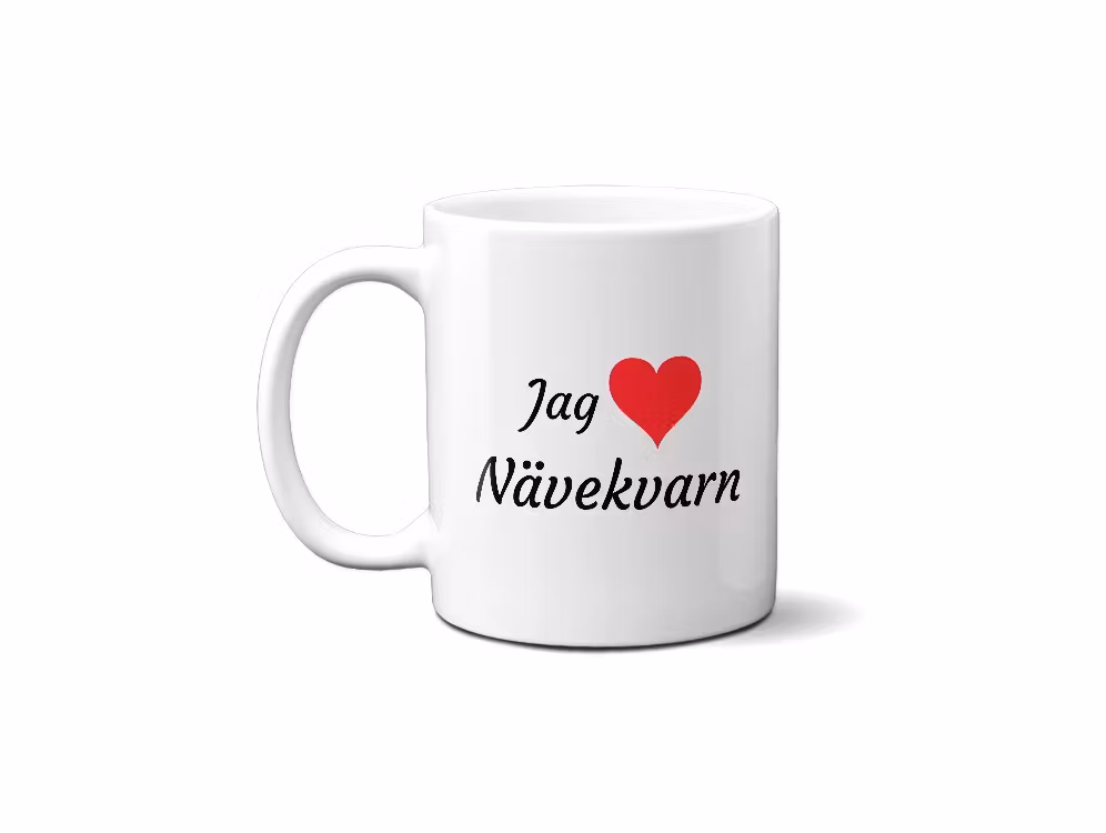 Vit porslinsmugg med Jag ❤️ Nävekvarn-tryck. Tryck på båda sidor och diskmaskinssäker. Certifierat enligt EU :s reglerverk GPSR.