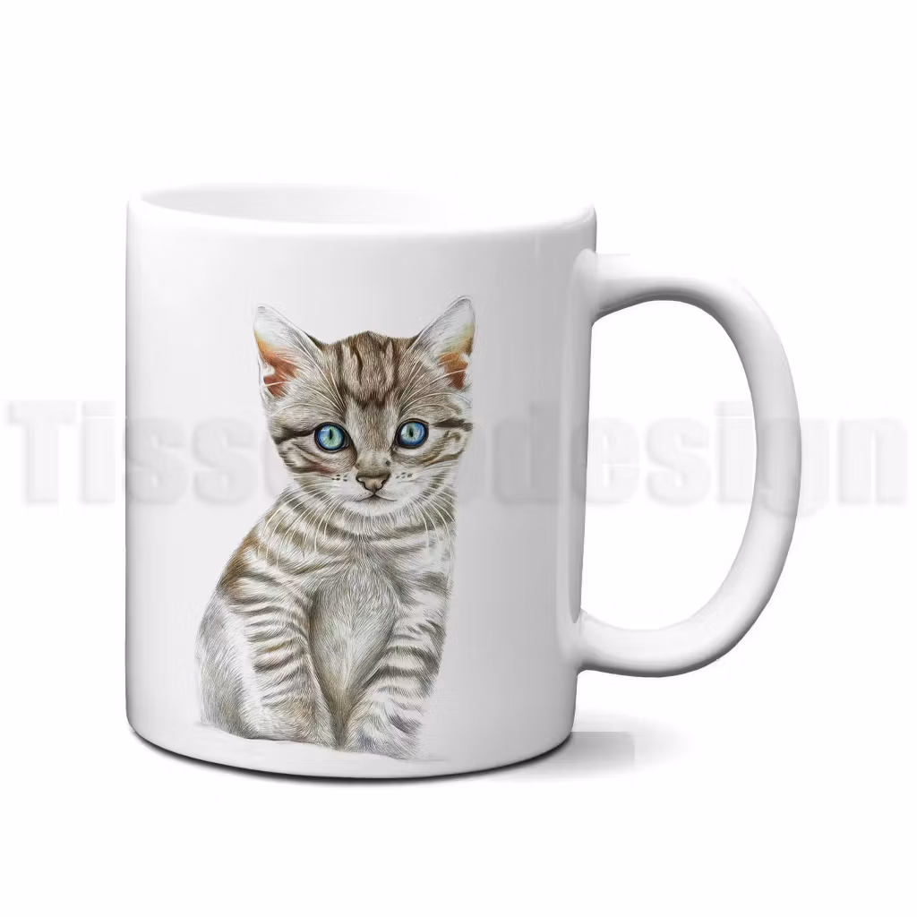 Kattmotiv i realistisk stil på vit mugg
