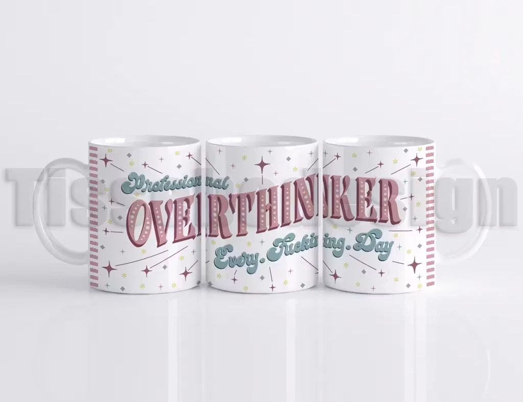 Vit mugg med retrostil och texten Professional overthinker – every f*cking day.